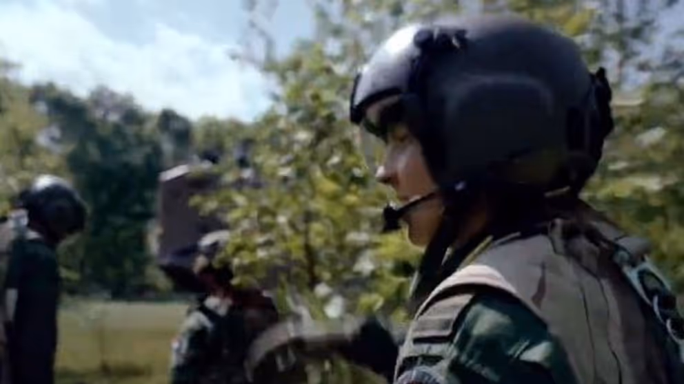 Vrouwelijke militair in uitrusting.