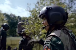 Vrouwelijke militair in uitrusting.