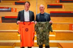 Secretaris-generaal van Defensie Maarten Schurink, met een Oranje-shirt en secretaris-generaal van de KNVB Gijs de Jong met een camouflage-shirt