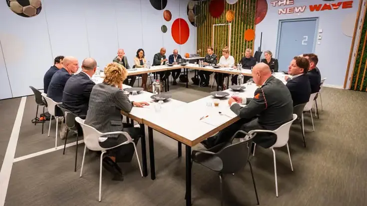 Leden van de Commissie Mijlans in een zaaltje