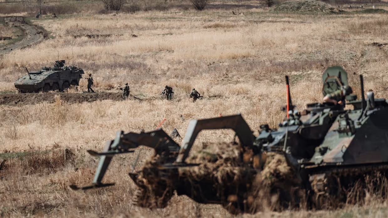 Militair voertuig in actie.