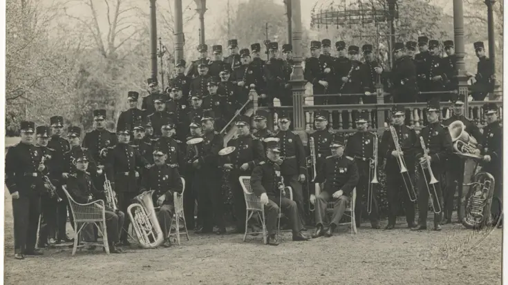 Zwart-witfoto van militair orkest.