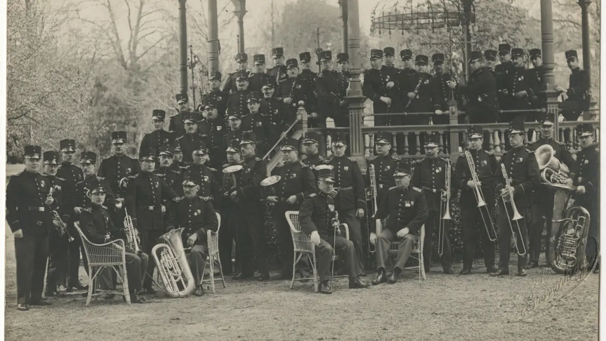 Zwart-witfoto van militair orkest.