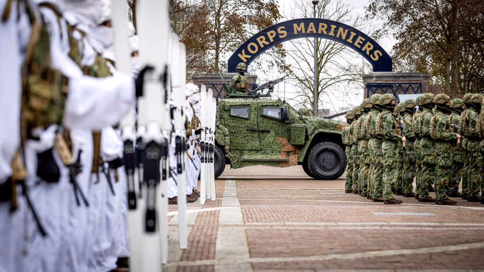 Groep mariniers in de houding voor toegangsboog.