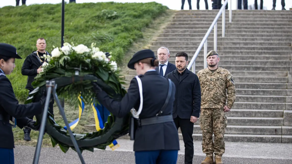 Zelensky staat achter de krans bij het Uncle Beach Memorial in Vlissingen.