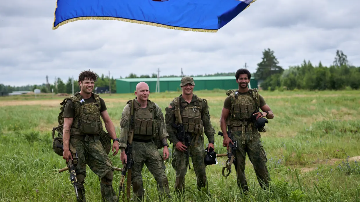 Een groep militairen onder een Kroatische vlag 