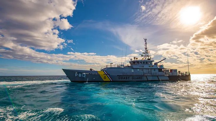 Een schip van de kustwacht op open water.
