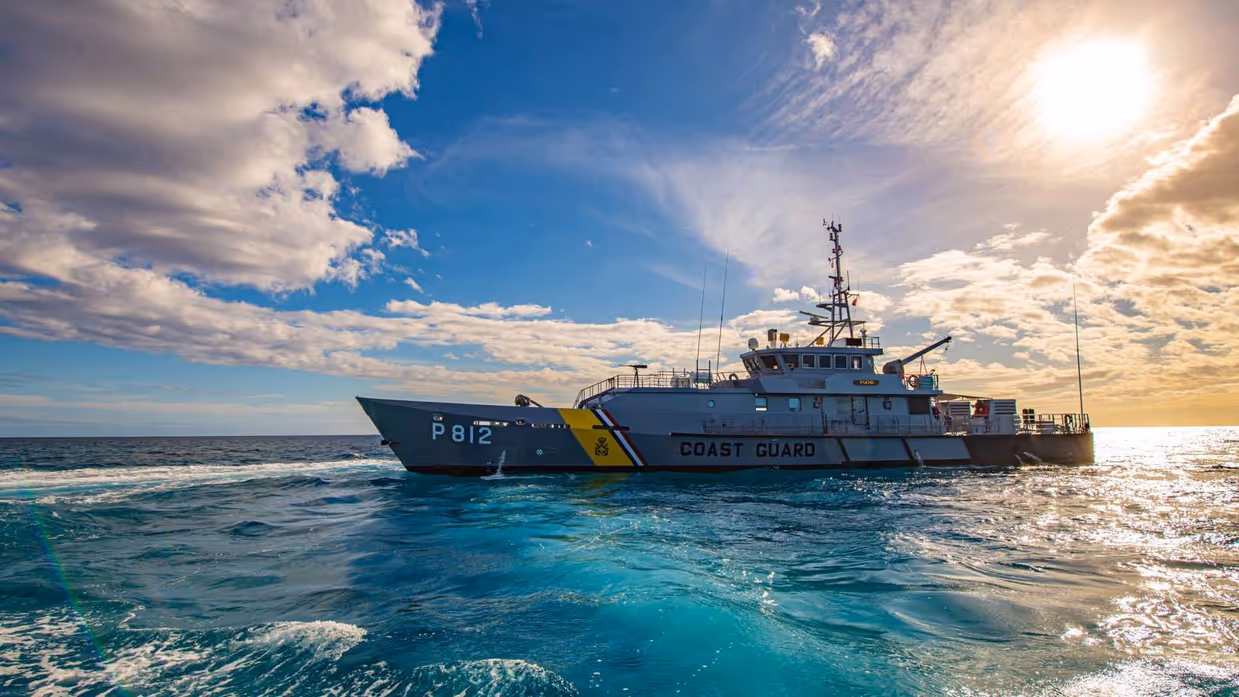 Een schip van de kustwacht op open water.