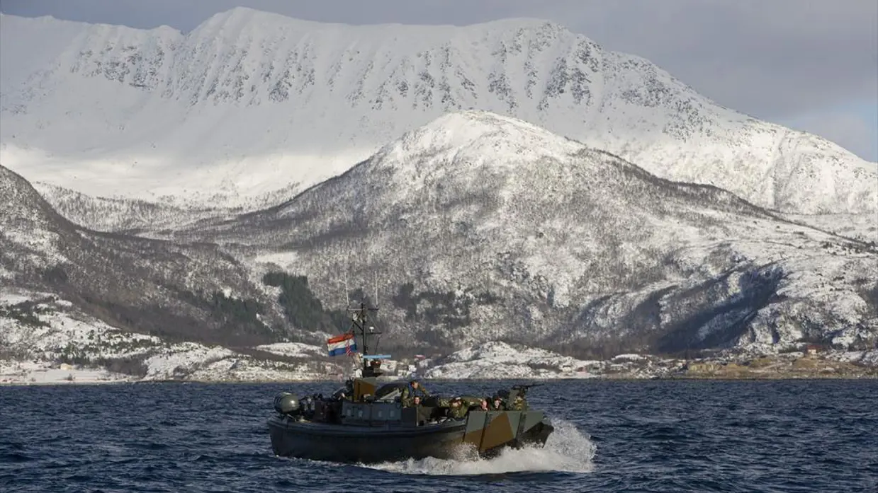 Landingsvaartuig met op achtergrond Noorse bergen.