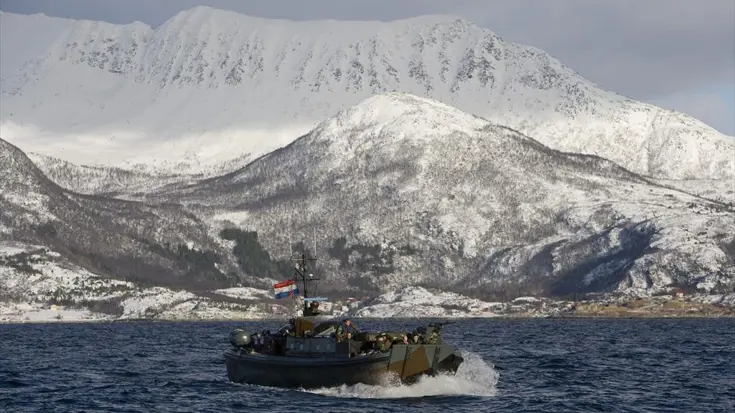 Landingsvaartuig met op achtergrond Noorse bergen.