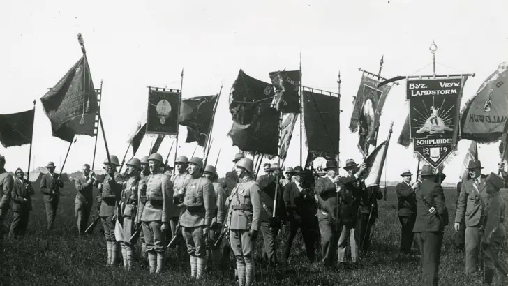 Vrijwilligers met vlaggen op Landstormdag.