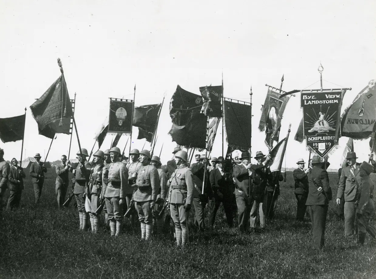 Vrijwilligers met vlaggen op Landstormdag.