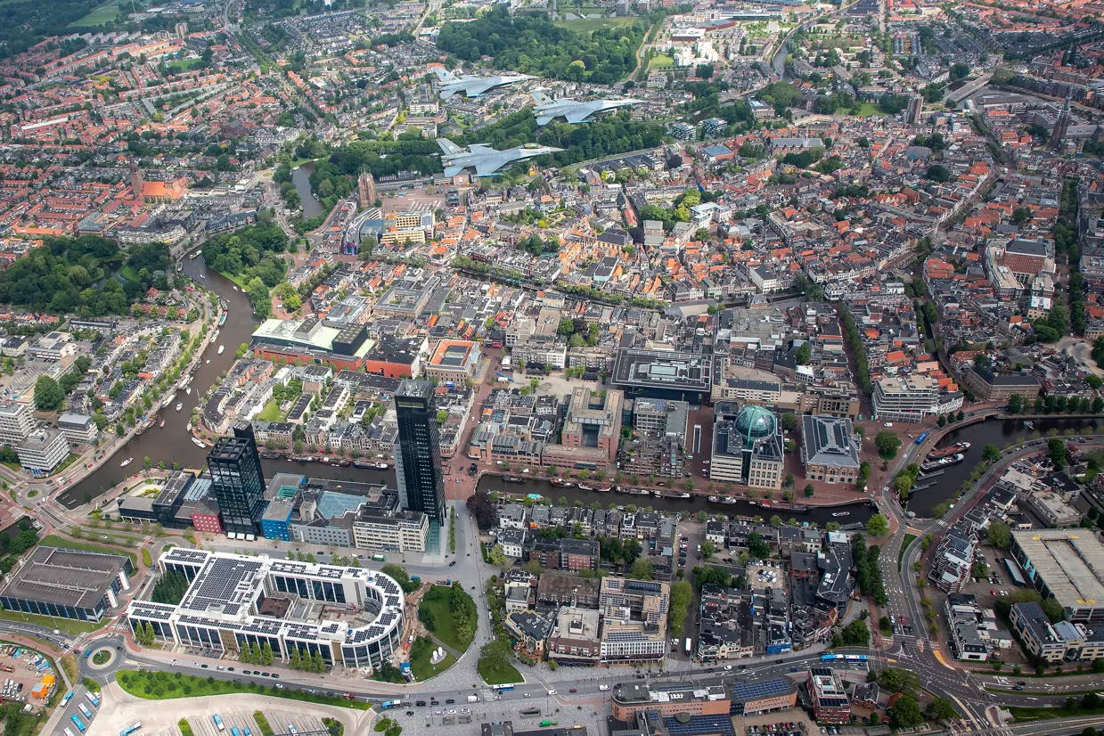 3 F-16's vliegen in formatie de Elfstedentocht, hier boven Leeuwarden.