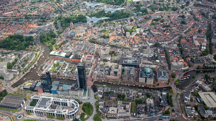 3 F-16's vliegen in formatie de Elfstedentocht, hier boven Leeuwarden.