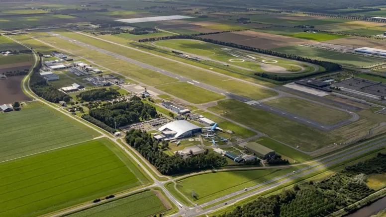 Luchtfoto van de start- en landingsbaan van Vliegveld Lelystad.