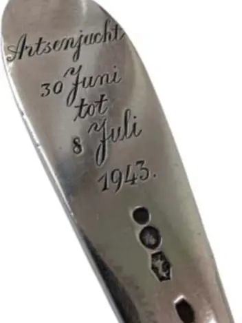 Een metalen lepel met ingegraveerde tekst: "Artsenjacht 30 juni tot 8 juli 1943."