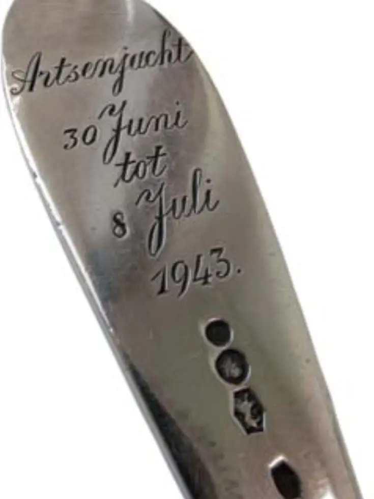 Een metalen lepel met ingegraveerde tekst: "Artsenjacht 30 juni tot 8 juli 1943."