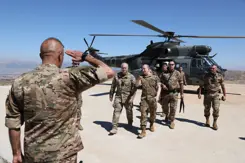 Militairen stappen uit helikopter.