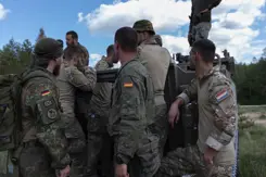 Groepje Nederlandse en buitenlandse militairen.