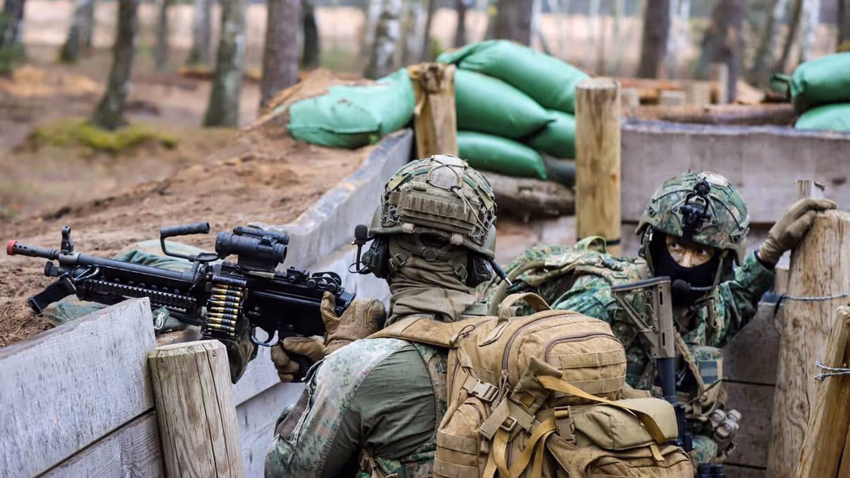 Militair in een loopgraaf.