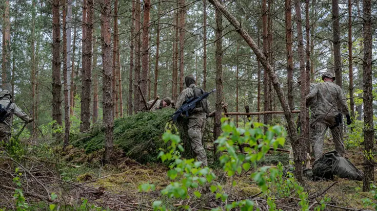 Militairen in het bos.