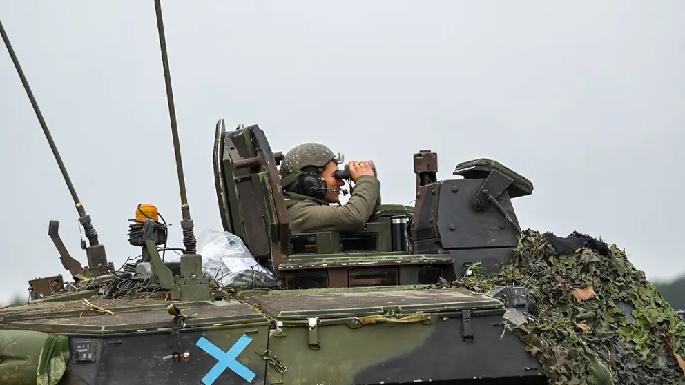 Militair in tank kijkt door verrekijker