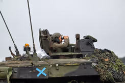 Militair in tank kijkt door verrekijker