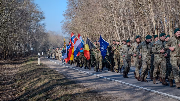 Militairen marcheren met vlaggen in de hand.