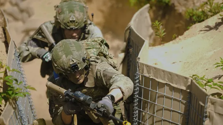 Een still van 2 militairen uit de minidocumentaire