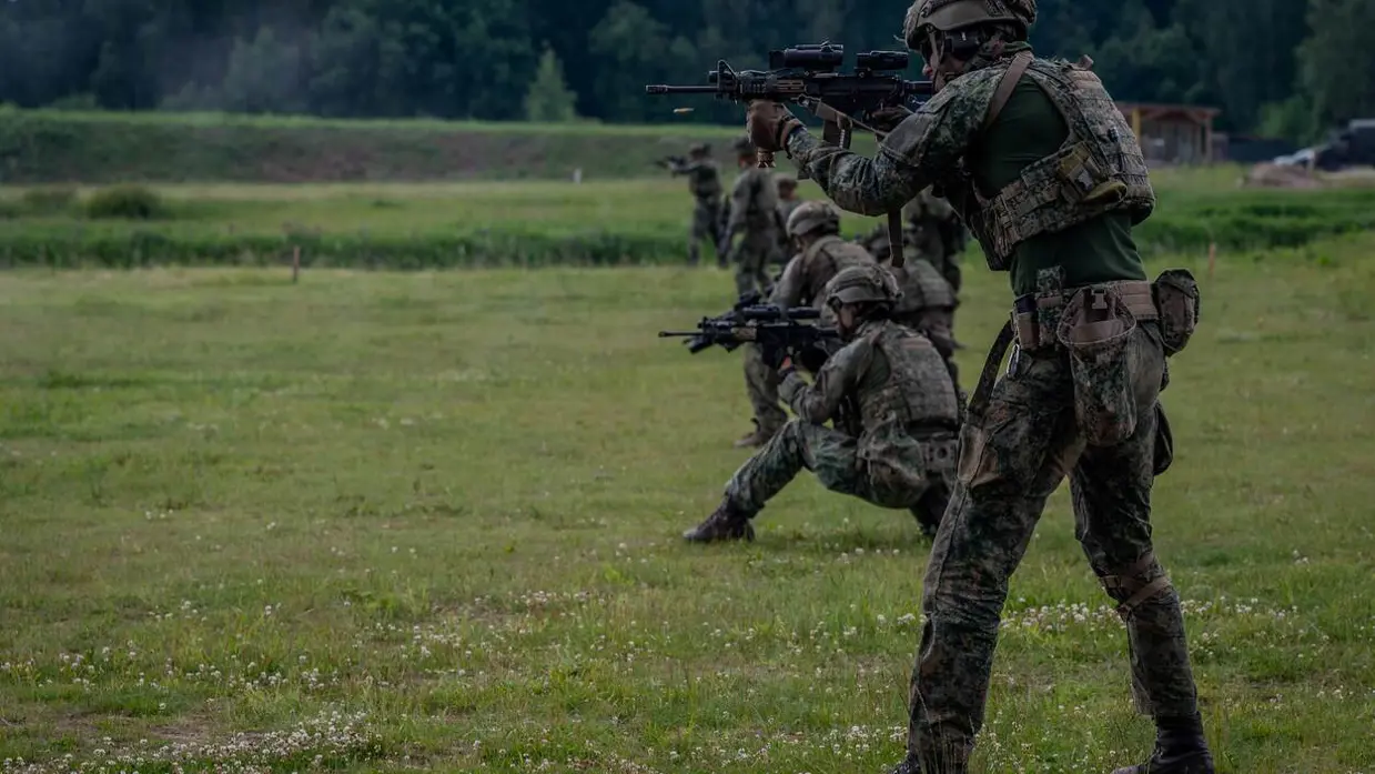 Een militair die schiet.