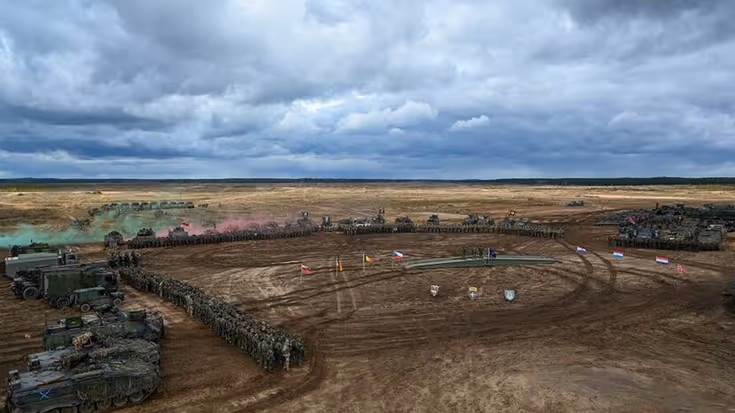 Legereenheden op een grote open vlakte tijdens oefening Iron Wolf in Litouwen.