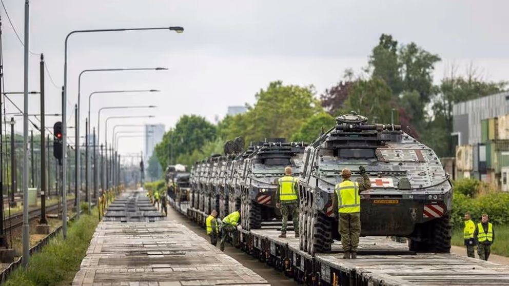 Militair materieel op trein.