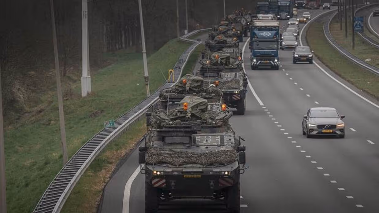 Militaire voertuigen op snelweg.