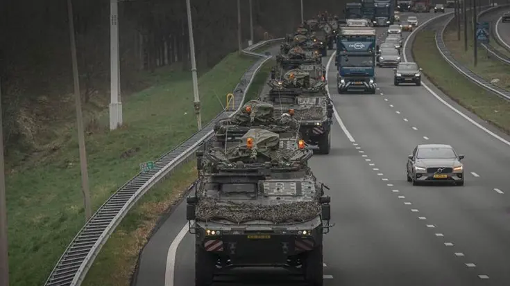 Militaire voertuigen op snelweg.