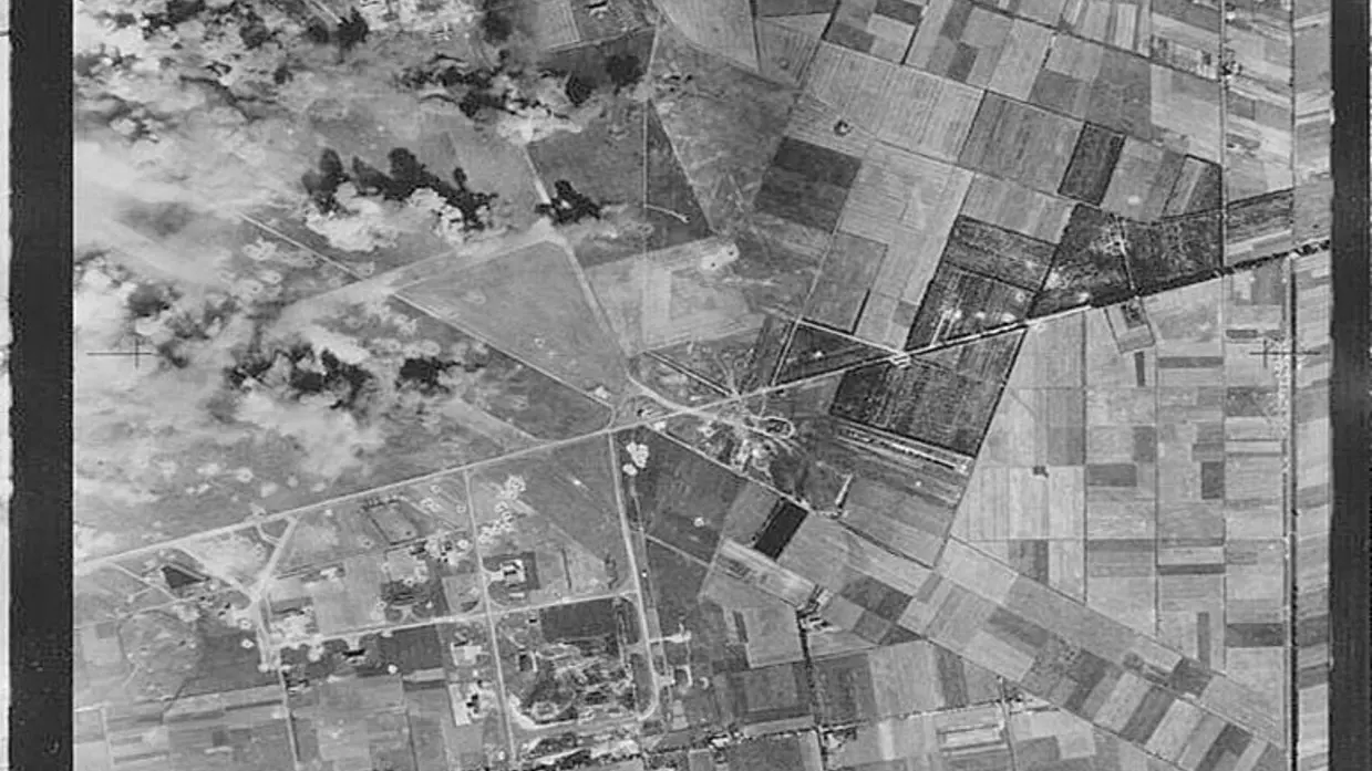 Luchtfoto Fliegerhorst Volkel na hevige bombardementen tijdens operatie Market Garden, september 1944.