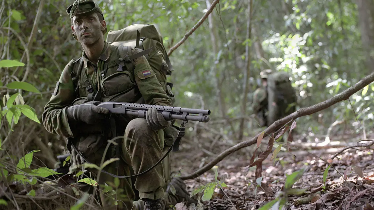 Luchtmobiele militair in de jungle met shotgun.