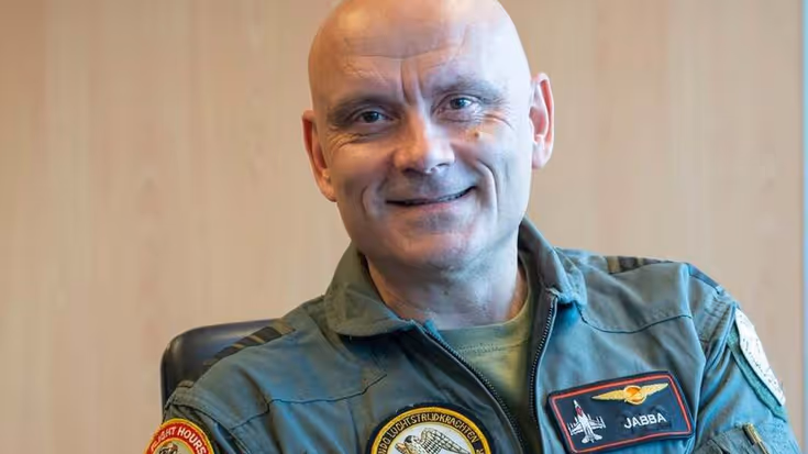 Luitenant-generaal André Steur kijkt recht in de camera.