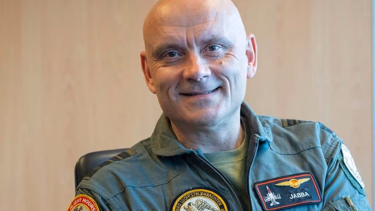 Luitenant-generaal André Steur kijkt recht in de camera.