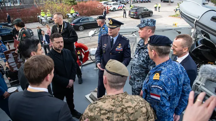 Zelensky met een aantal militairen aan boord van Zr.Ms. Makkum.