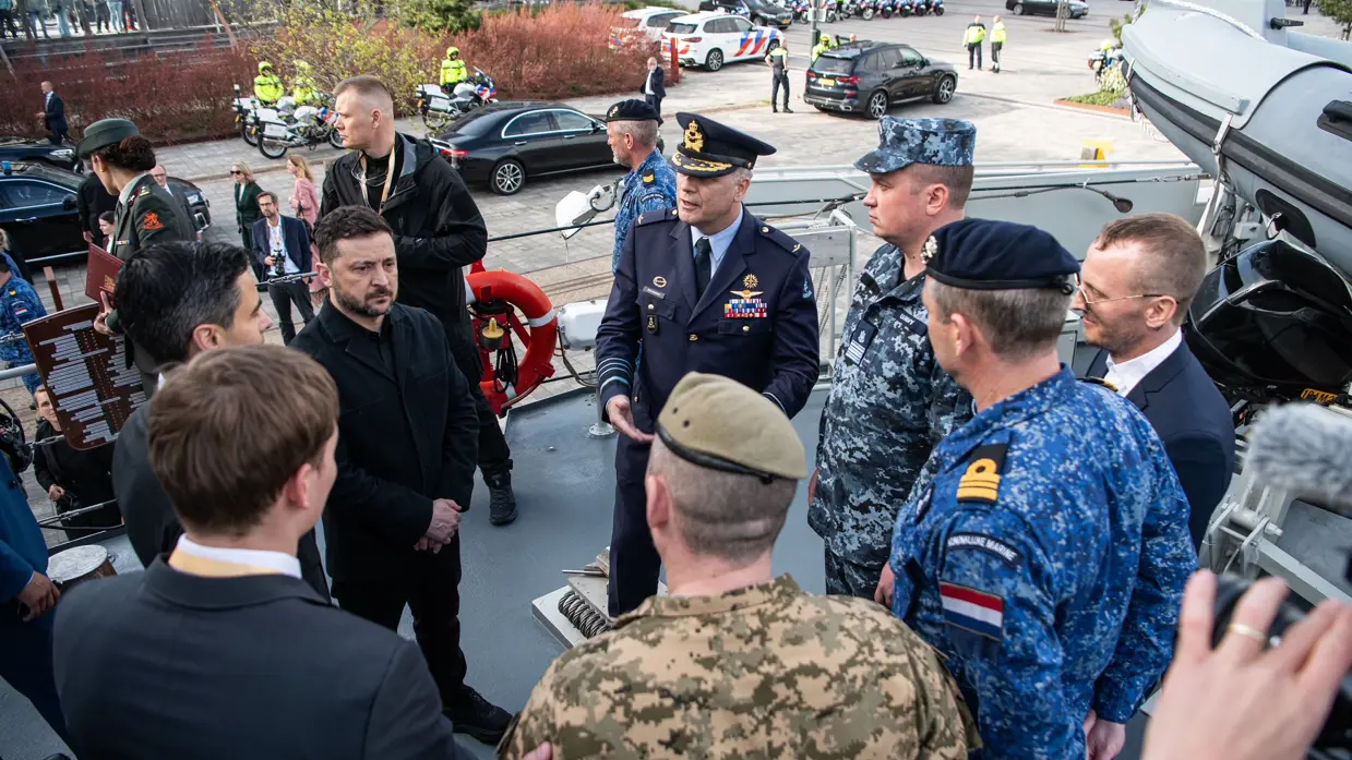 Zelensky met een aantal militairen aan boord van Zr.Ms. Makkum.