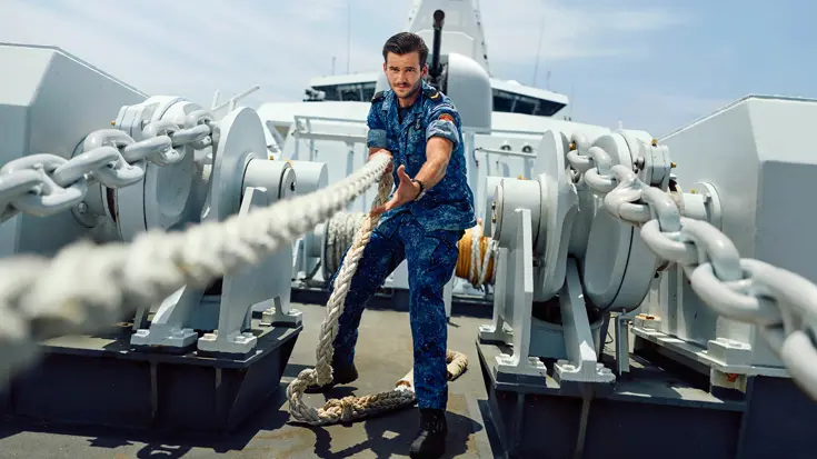 Een militair aan het werk op een schip.
