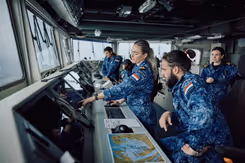 Mariniers aan boord van een schip.