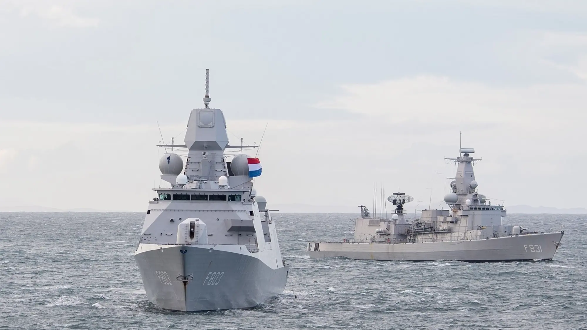 2 marineschepen op zee.