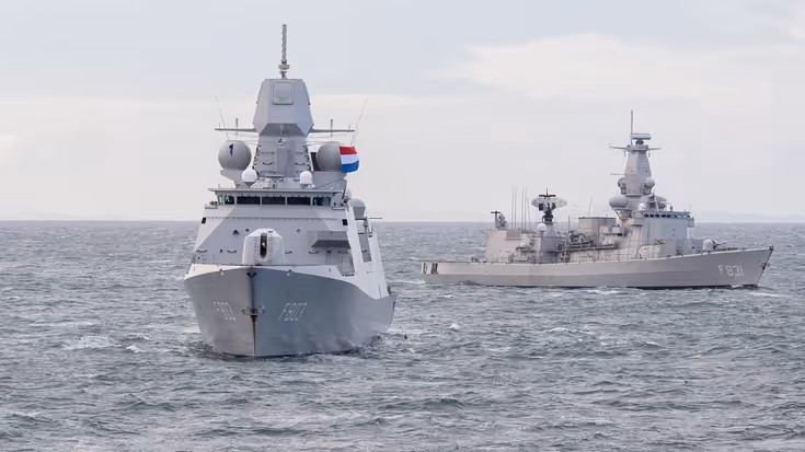 Marineschepen op zee.