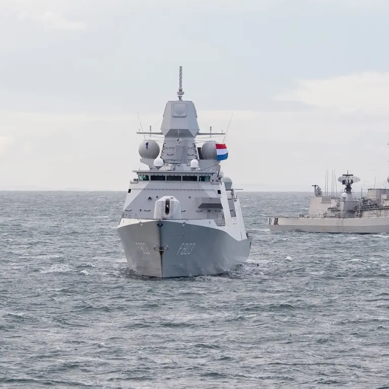 2 marineschepen op zee.