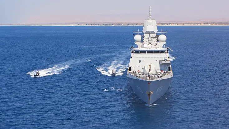 Marineschip op zee.