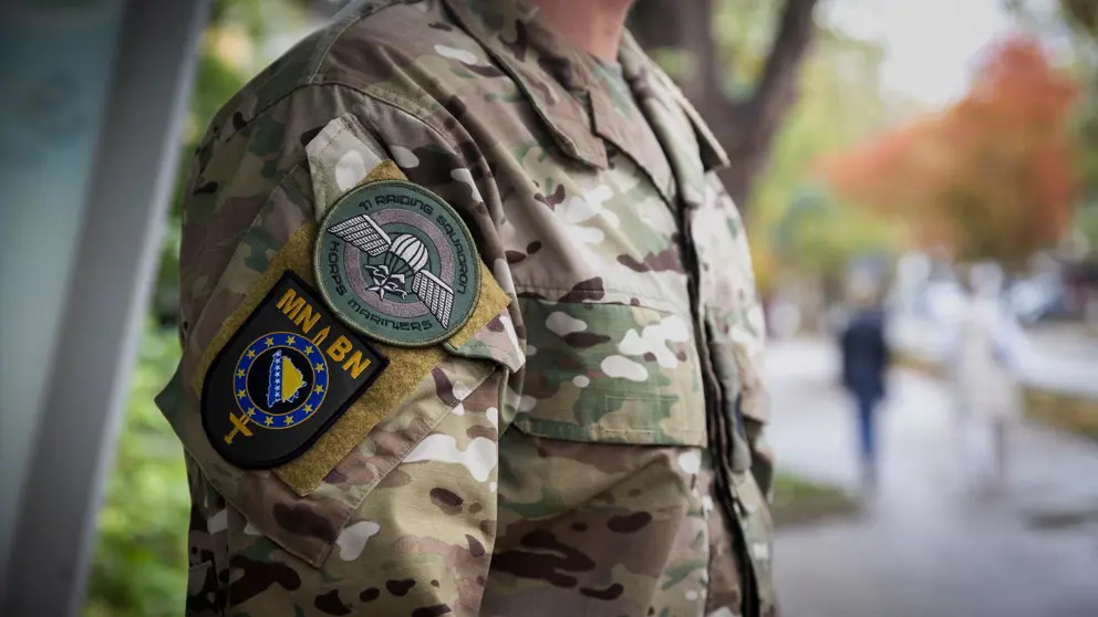 Romp van marinier met embleem van missie EUFOR.