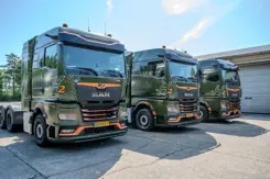Trucks staan naast elkaar opgesteld.