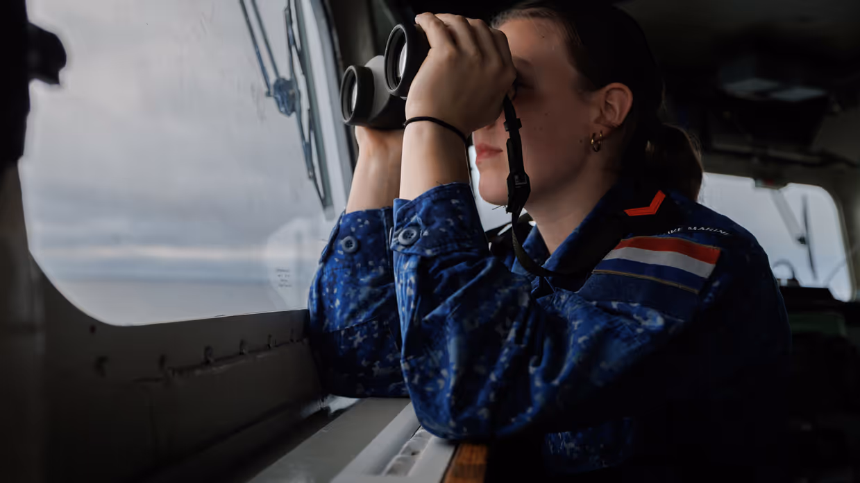 Matroos op de uitkijk.