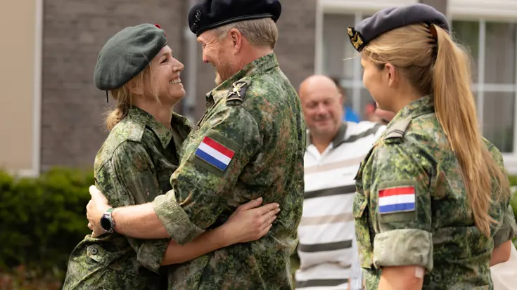 De koningen wordt daar haar man omhelsd.